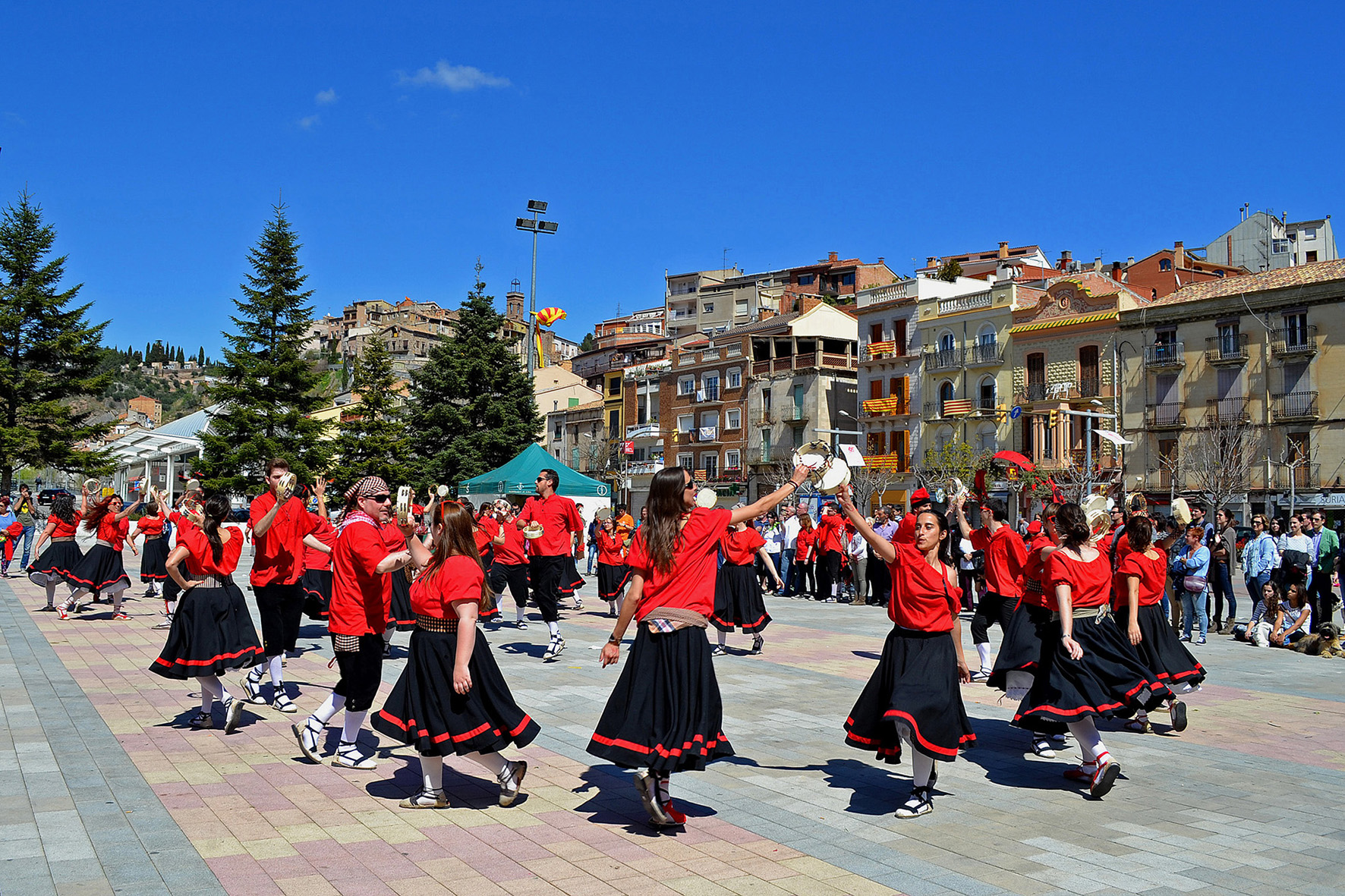 ActuaciÃ³ de la colla de l'Altatxu a la plaÃ§a de Sant Joan - Abril de 2015.