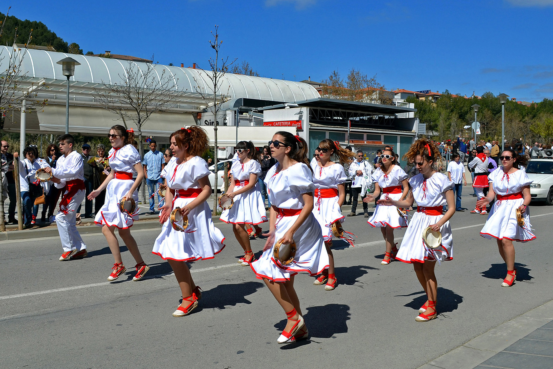 ActuaciÃ³ de la colla dels Grans de l'AgrupaciÃ³ Sardanista al centre urbÃ  - Abril de 2015.