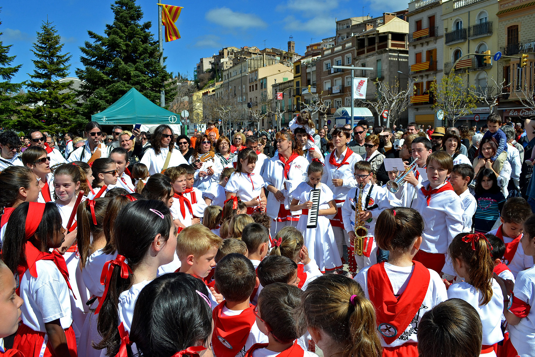 ActuaciÃ³ de la colla dels Petits de l'AgrupaciÃ³ Sardanista a la plaÃ§a de Sant Joan - Abril de 2015.