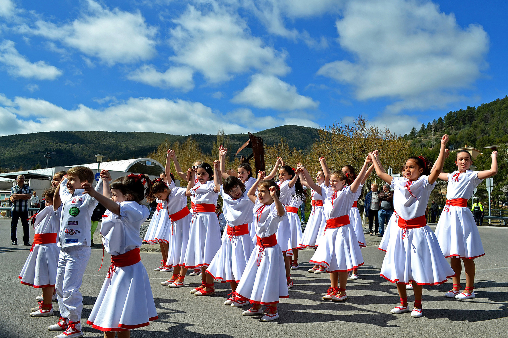 ActuaciÃ³ de la colla dels Petits de l'AgrupaciÃ³ Sardanista al centre urbÃ  - Abril de 2015.