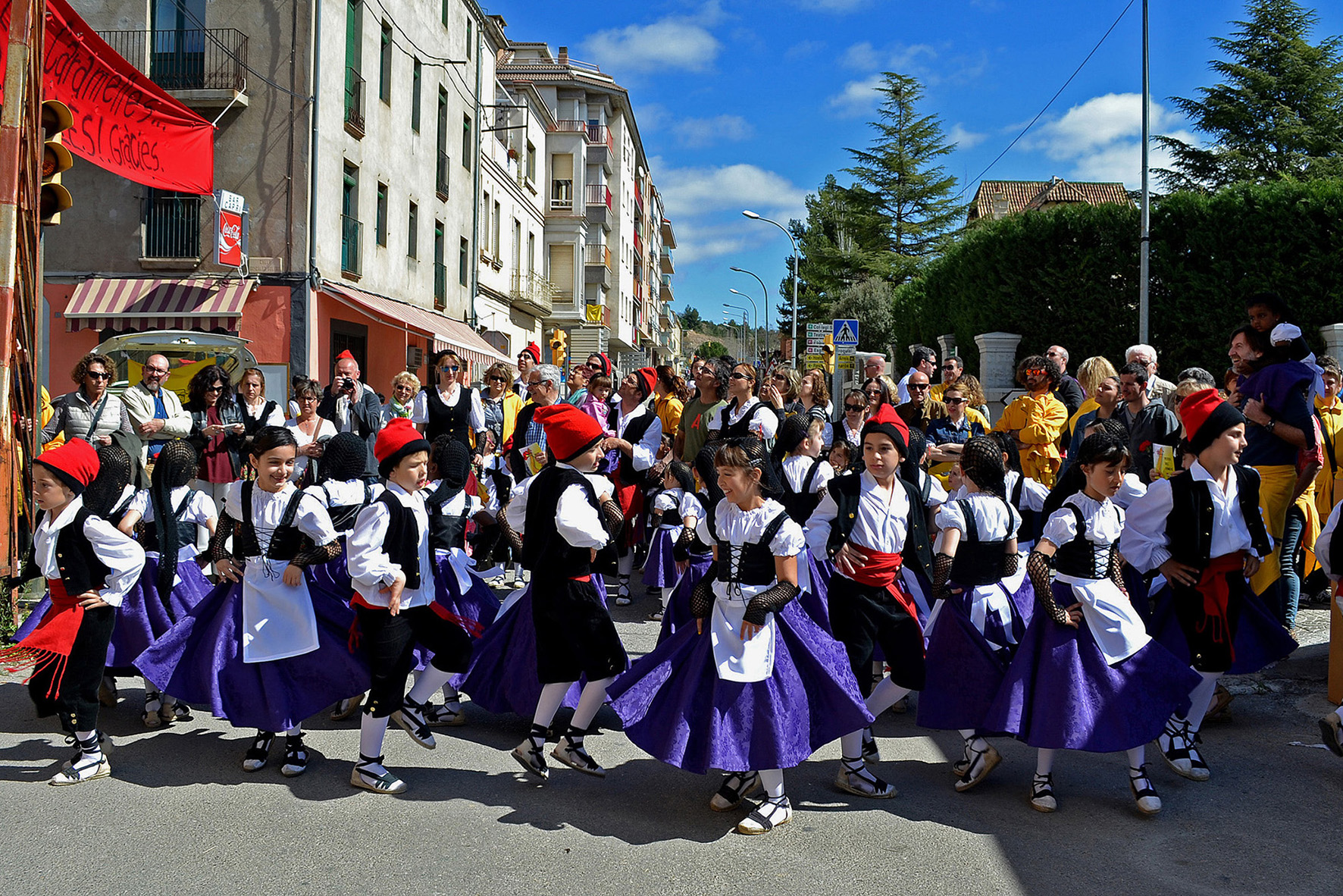 ActuaciÃ³ de la colla Infantil del Foment Cultural al centre urbÃ  - Abril de 2015.