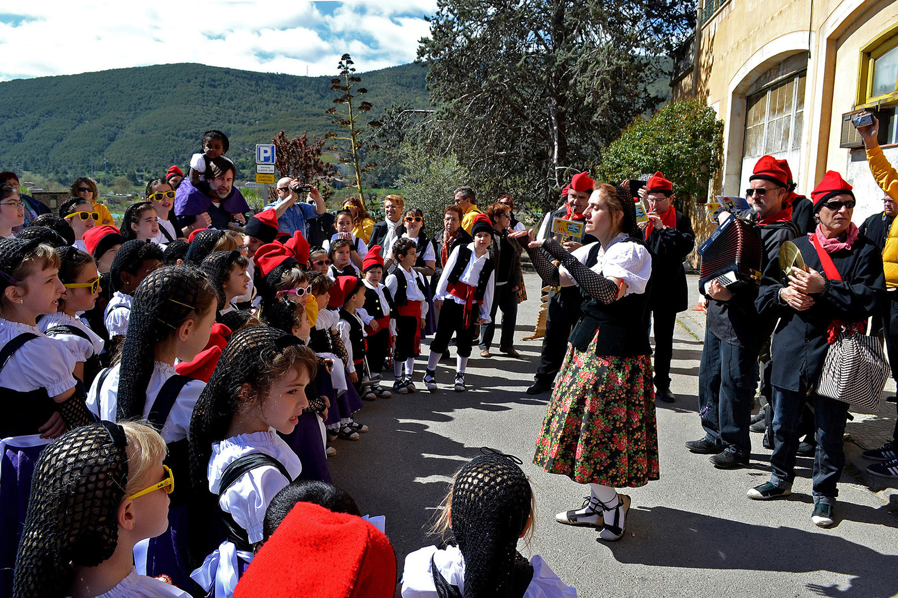ActuaciÃ³ de la colla Infantil del Foment Cultural al centre urbÃ  - Abril de 2015.