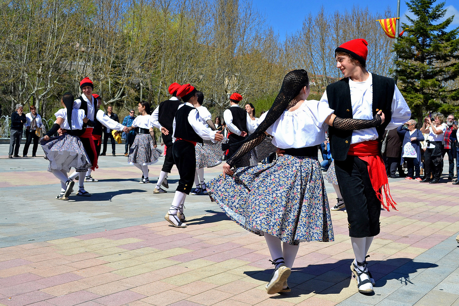 ActuaciÃ³ de la colla Juvenil del Foment Cultural a la plaÃ§a de Sant Joan - Abril de 2015.