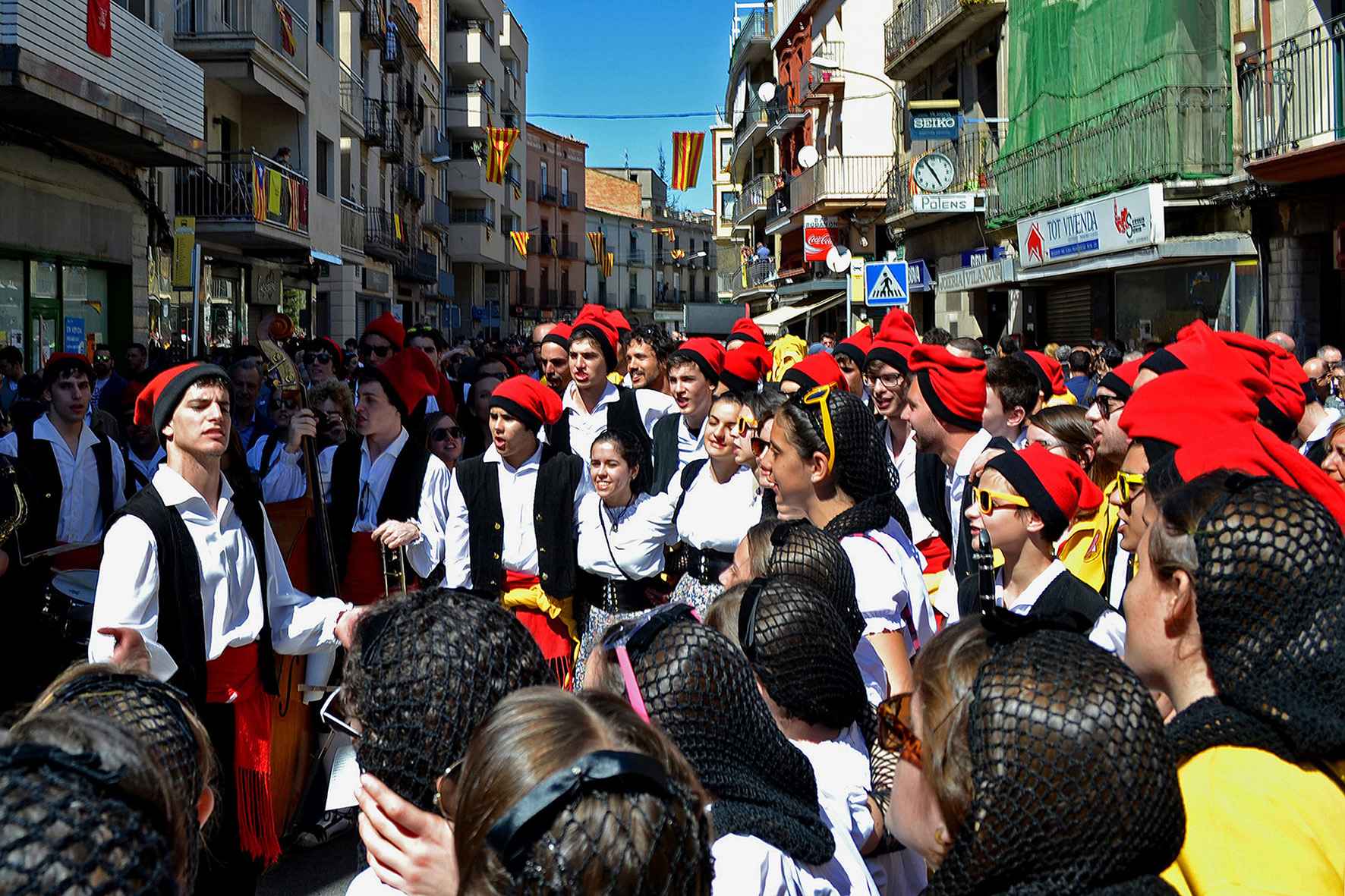 La colla Juvenil del Foment Cultural interpreta els Goigs de les Botifarres al centre urbÃ  - Abril de 2015.