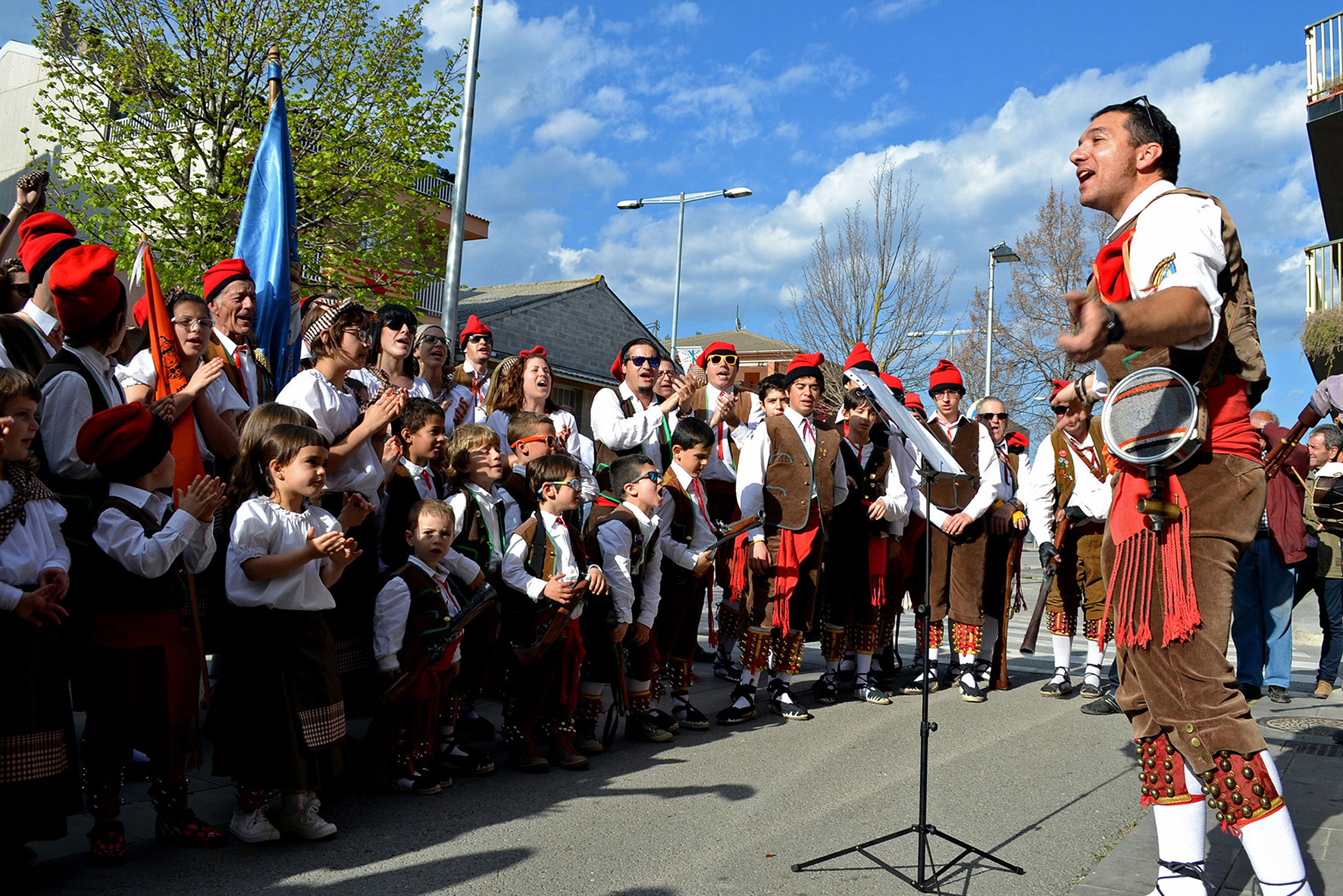 ActuaciÃ³ de la colla del Tro Gros al barri Joncarets - Abril de 2015.