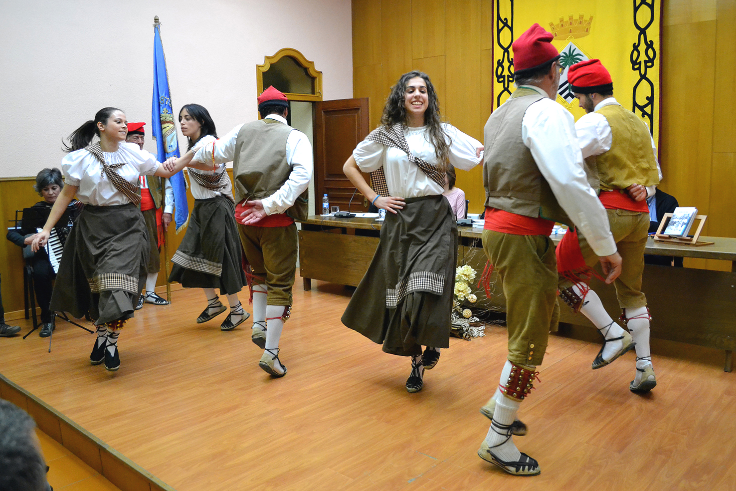 Ball de Cascavells a cÃ rrec del Tro Gros durant la presentaciÃ³ del llibre 'Les Caramelles de SÃºria' de NÃºria Balaguer al salÃ³ de sessions de la Casa de la Vila - MarÃ§ de 2016.