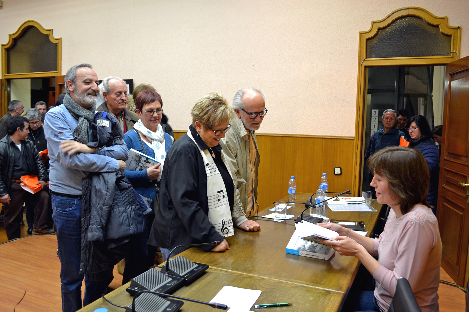 La periodista i caramellaire surienc NÃºria Balaguer signa exemplars del seu llibre 'Les Caramelles a SÃºria' al salÃ³ de sessions de la Casa de la Vila - MarÃ§ de 2016.