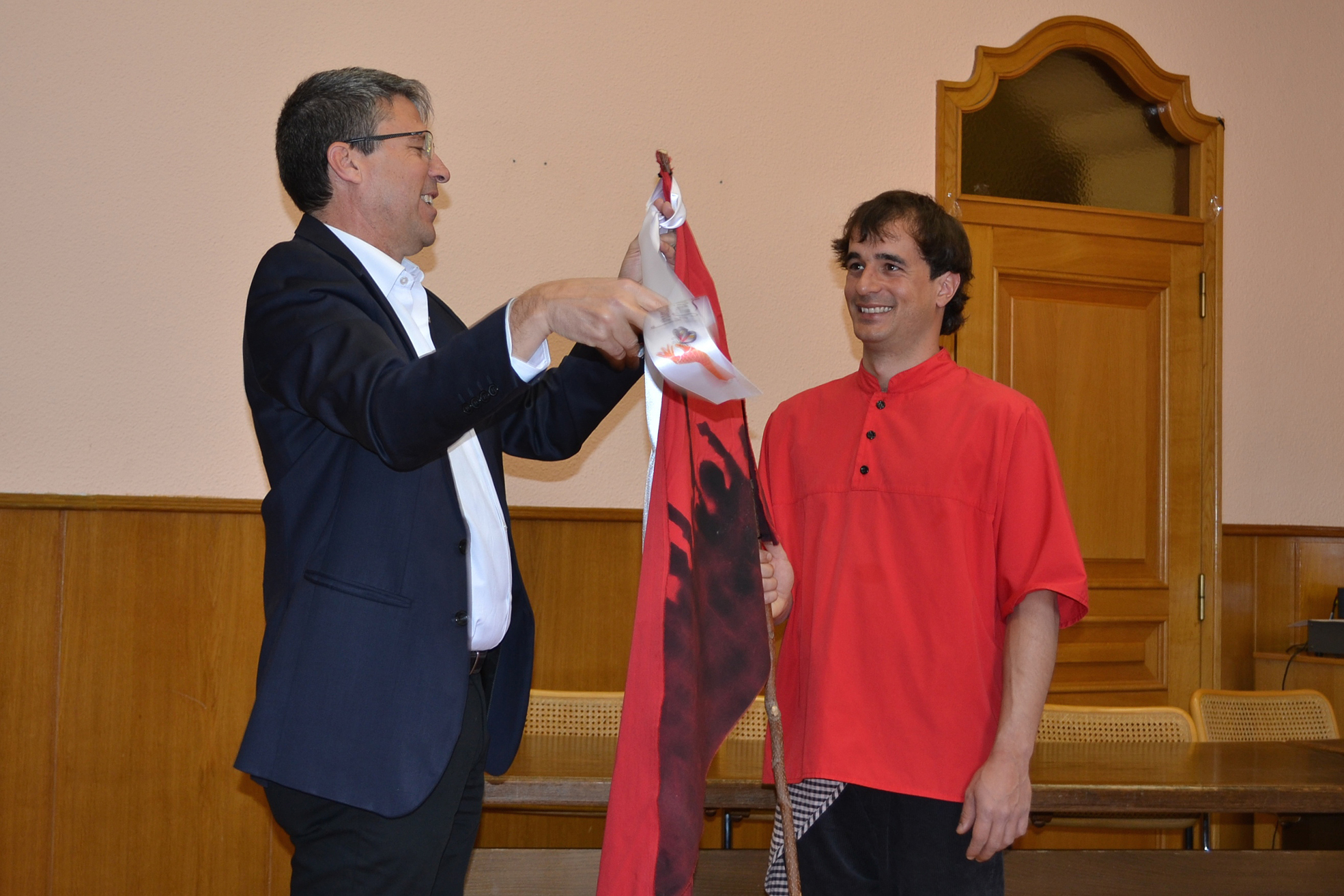 L'alcalde Josep Maria Canudas posa la cinta commemorativa de les Caramelles 2016 a l'estandard de la colla de l'Altatxu - MarÃ§ de 2016.