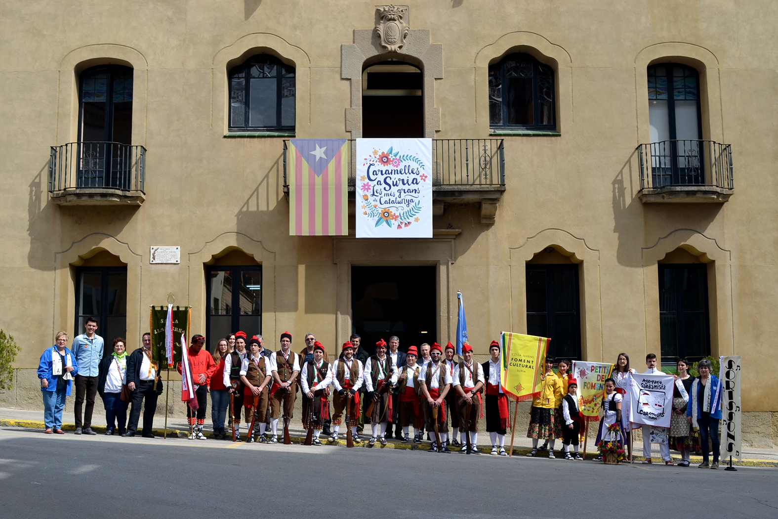 Foto de grup dels representants de les colles caramellaires en l'acte d'inici de les Caramelles 2016, amb l'alcalde Josep Maria Canudas i altres membres de la corporaciÃ³ municipal - MarÃ§ de 2016.