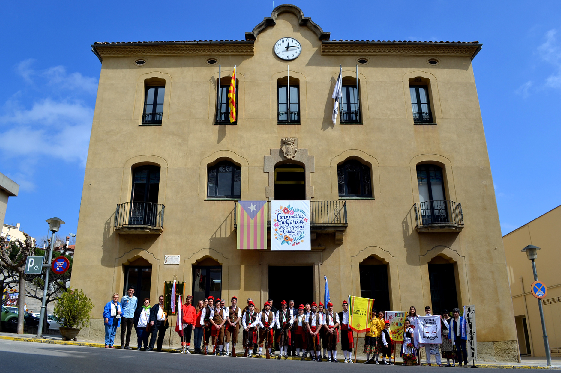 Foto de grup dels representants de les colles caramellaires en l'acte d'inici de les Caramelles 2016, amb l'alcalde Josep Maria Canudas i altres membres de la corporaciÃ³ municipal - MarÃ§ de 2016.