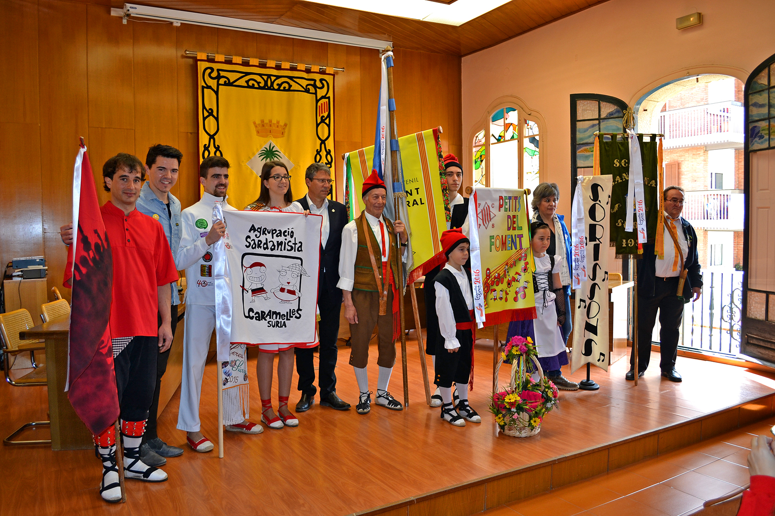 Representants de les colles caramellaires, amb l'alcalde Josep Maria Canudas i el regidor de Cultura, durant l'acte d'inici de les Caramelles - MarÃ§ de 2016.