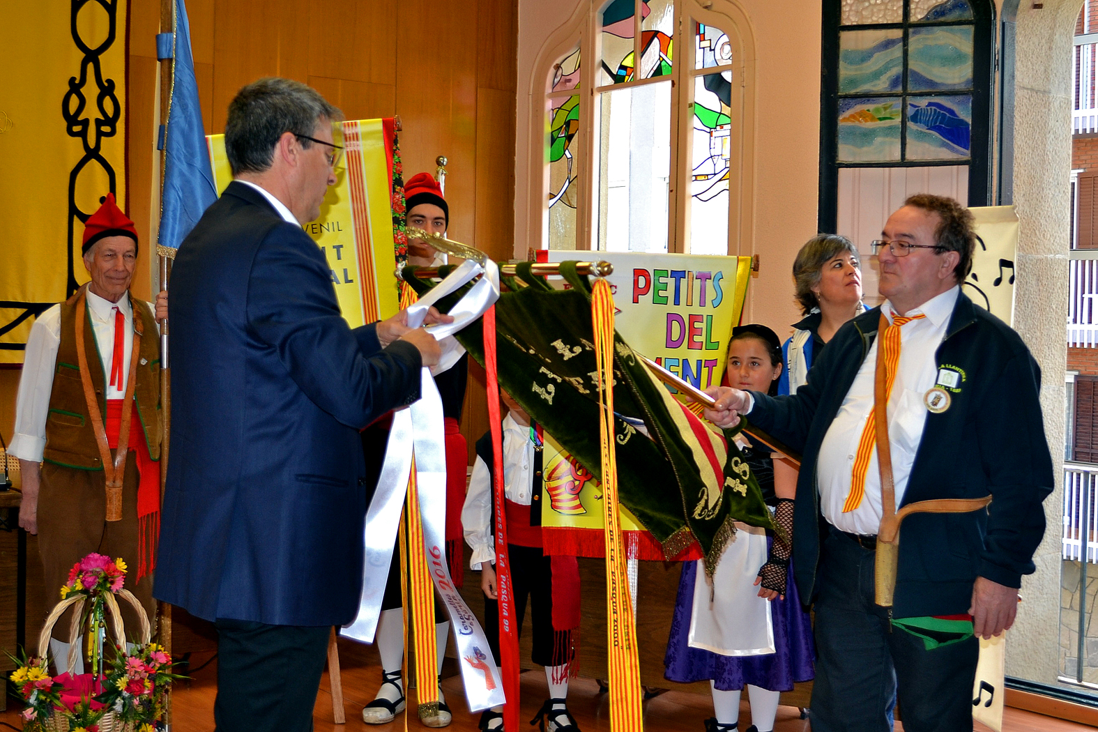 L'alcalde Josep Maria Canudas posa la cinta commemorativa de les Caramelles 2016 a l'estandard de la colla de La Llanterna - MarÃ§ de 2016.