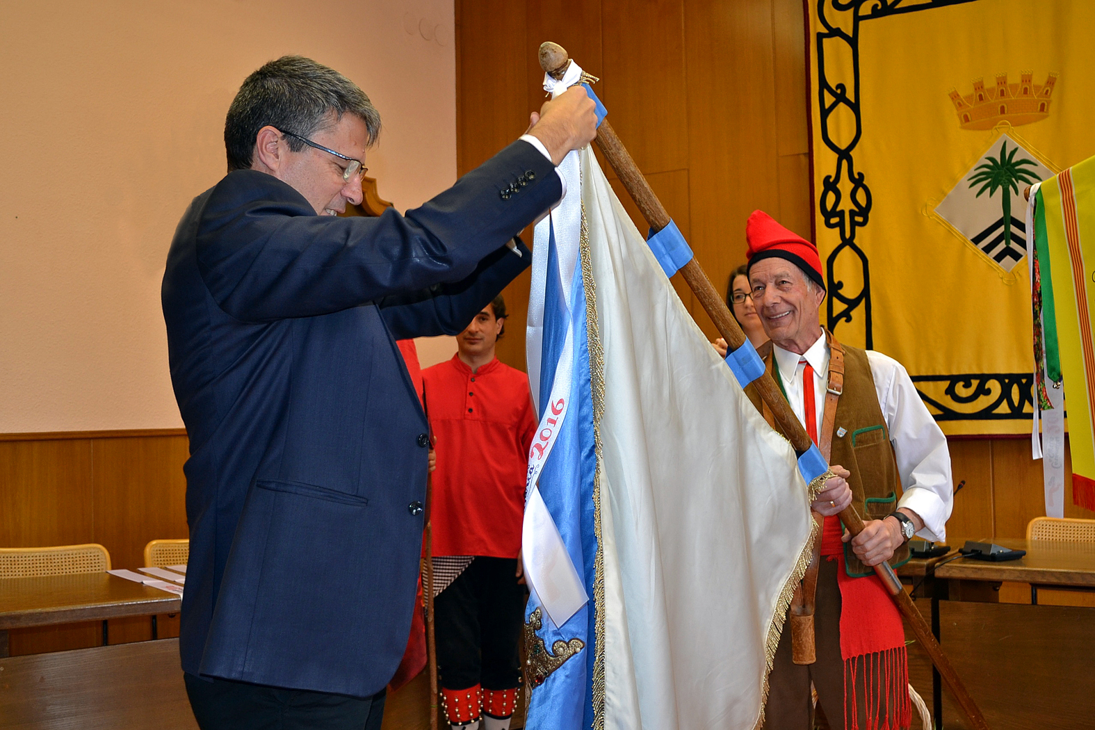 L'alcalde Josep Maria Canudas posa la cinta commemorativa de les Caramelles 2016 a l'estandard de la colla del Tro Gros - MarÃ§ de 2016.