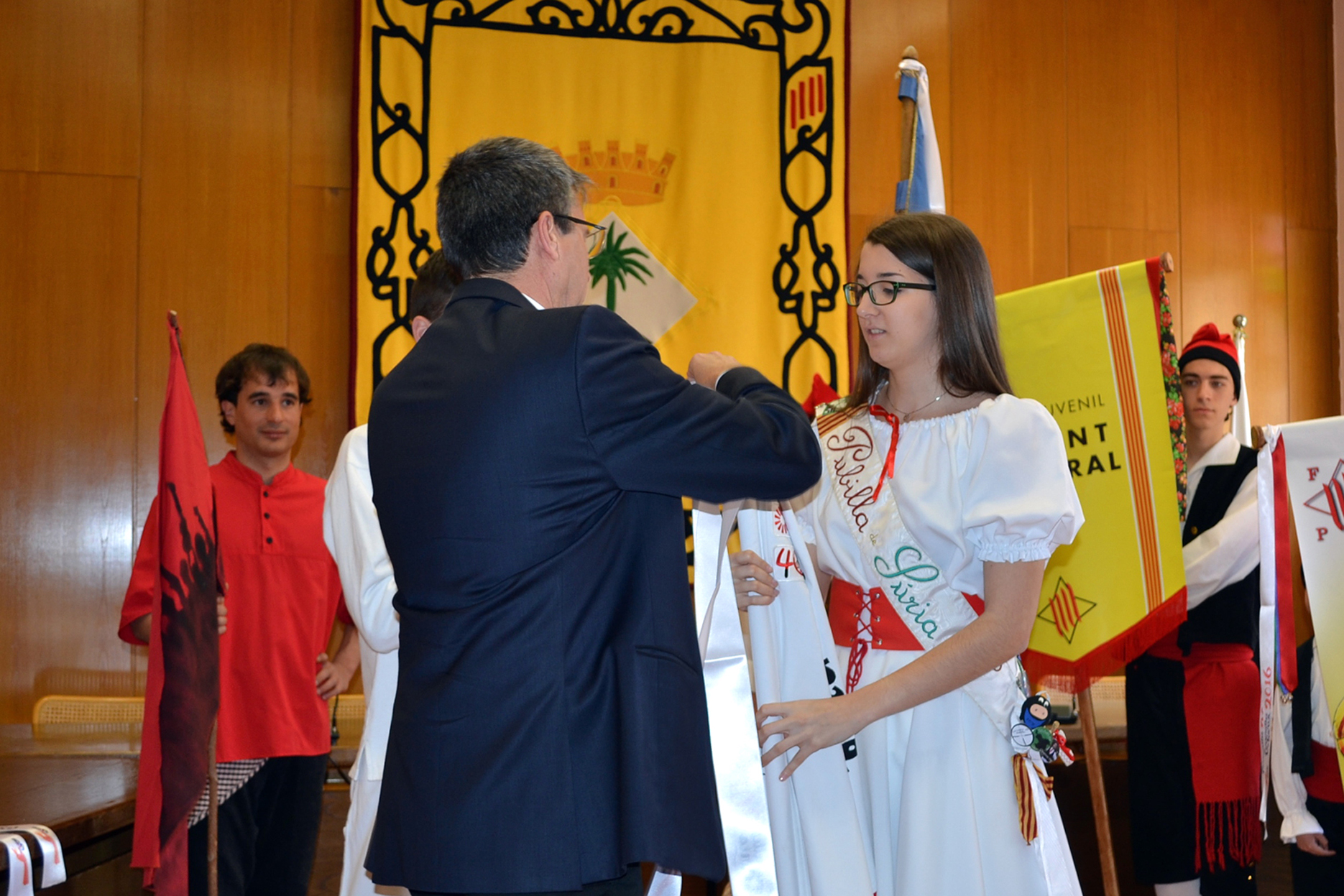 L'alcalde Josep Maria Canudas posa la cinta commemorativa de les Caramelles 2016 a l'estandard de la colla dels Grans de l'Agrupacio Sardanista - MarÃ§ de 2016.
