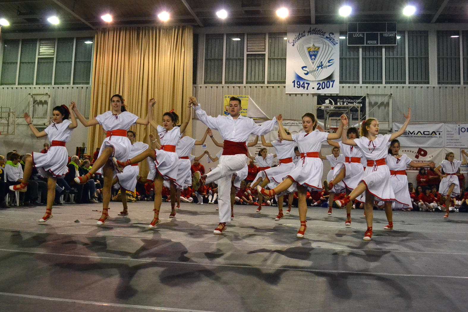 ActuaciÃ³ de la colla dels Grans de l'AgrupaciÃ³ Sardanista a la Trobada Caramellaire del PavellÃ³ Municipal d'Esports - MarÃ§ de 2016.