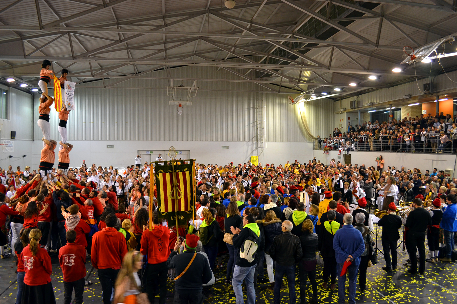 InterpretaciÃ³ d'El Cant del Poble i pilars de la colla castellera Salats durant la Trobada Caramellaire del PavellÃ³ Municipal d'Esports - MarÃ§ de 2016.