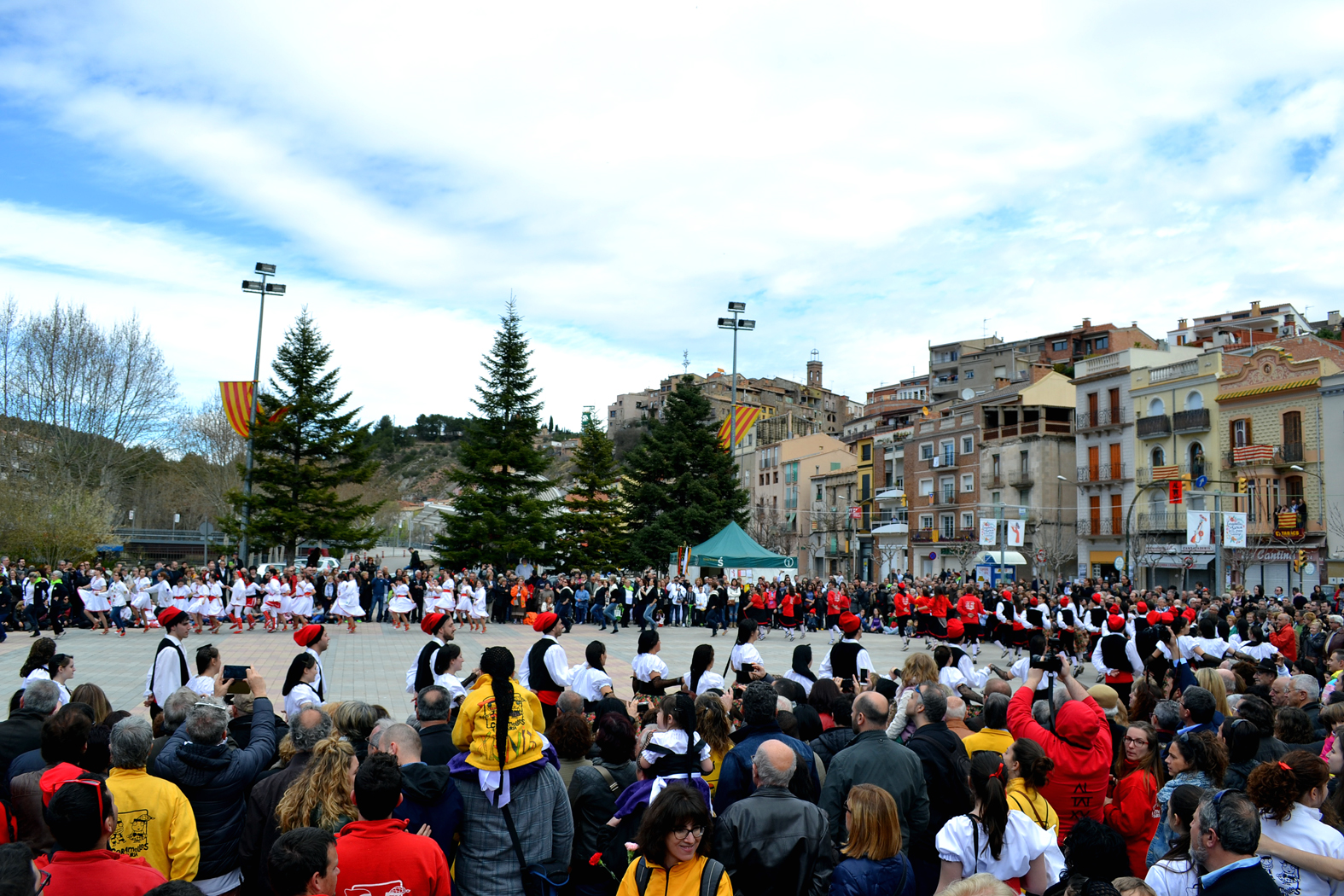 Ballada conjunta de cloenda de les Caramelles 2016 a la plaÃ§a de Sant Joan - MarÃ§ de 2016.