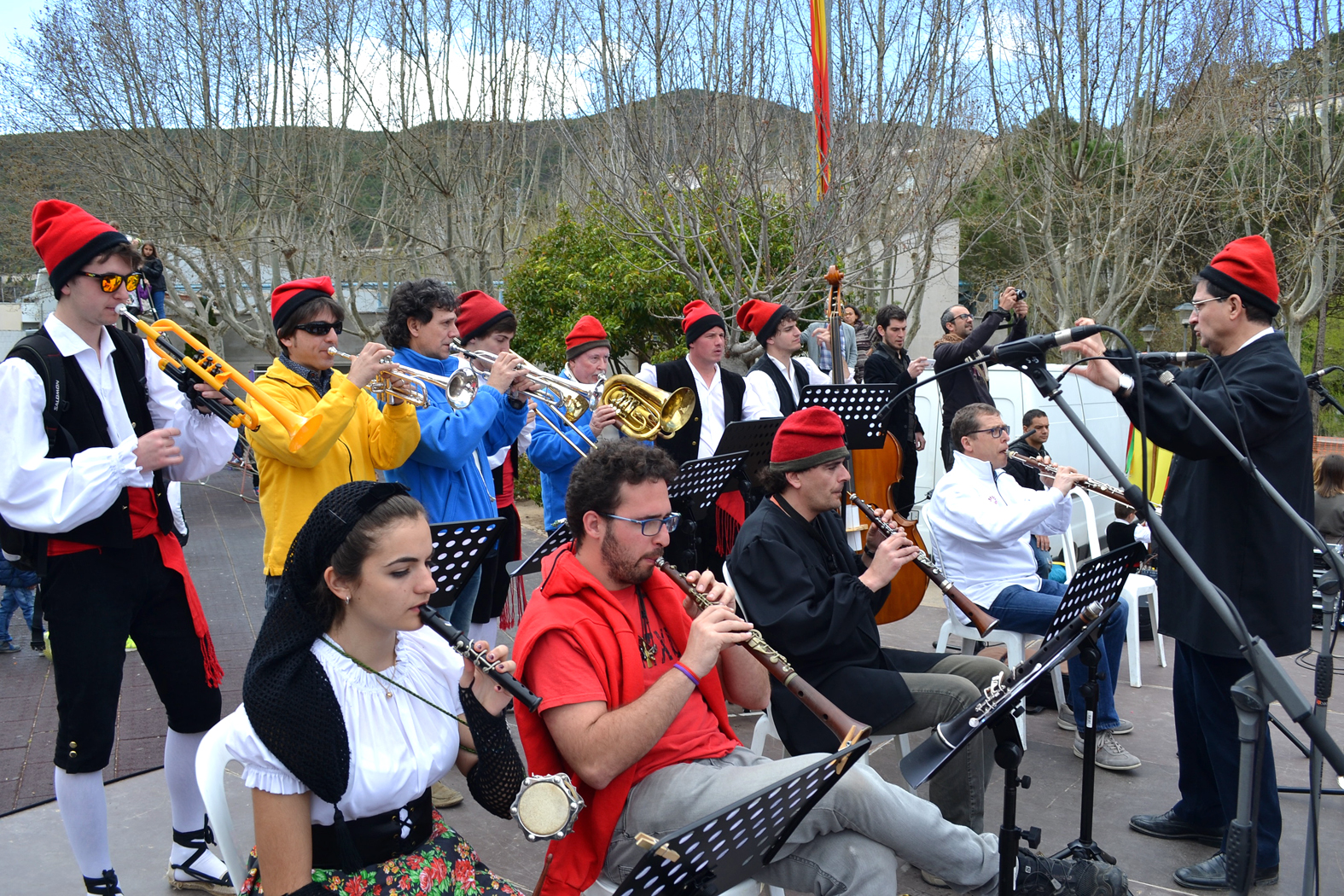 MÃºsics de les colles interpreten 'El ball dels caramellaires del Cardener' durant la ballada conjunta de cloenda de les Caramelles 2016 - MarÃ§ de 2016.