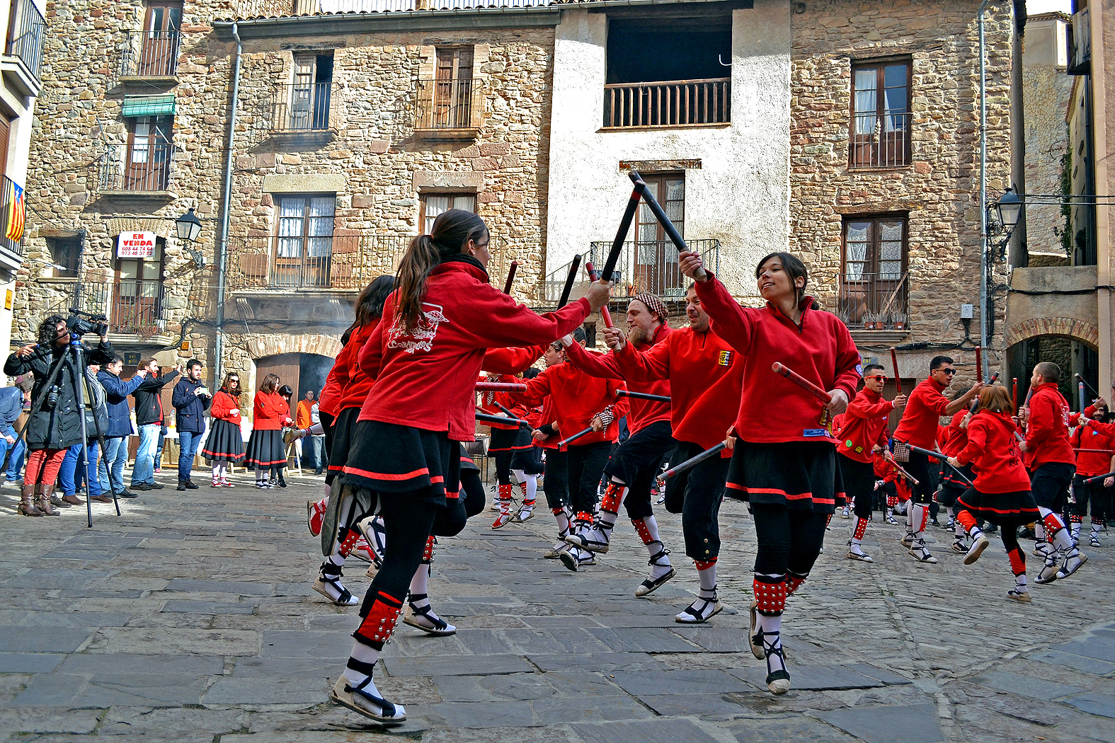 ActuaciÃ³ de la colla de l'Altatxu a la plaÃ§a Major del Poble Vell - MarÃ§ de 2016.