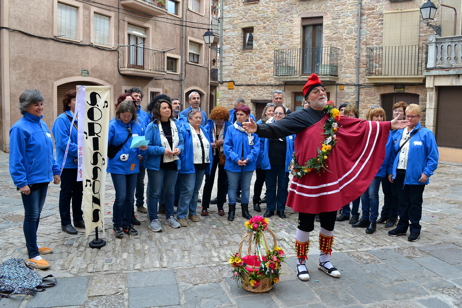 SalutaciÃ³ de la lloca de la colla de la Coral SÃ²rissons a la plaÃ§a Major del Poble Vell - MarÃ§ de 2016.