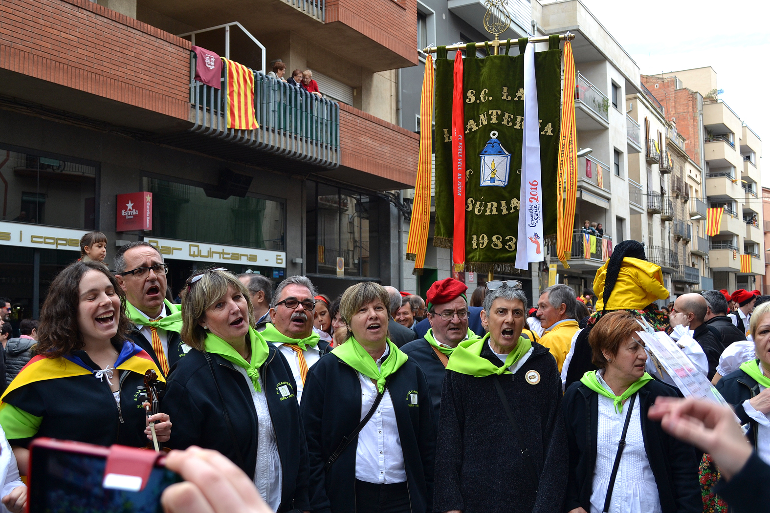 ActuaciÃ³ de la colla de La Llanterna al centre urbÃ  - MarÃ§ de 2016.