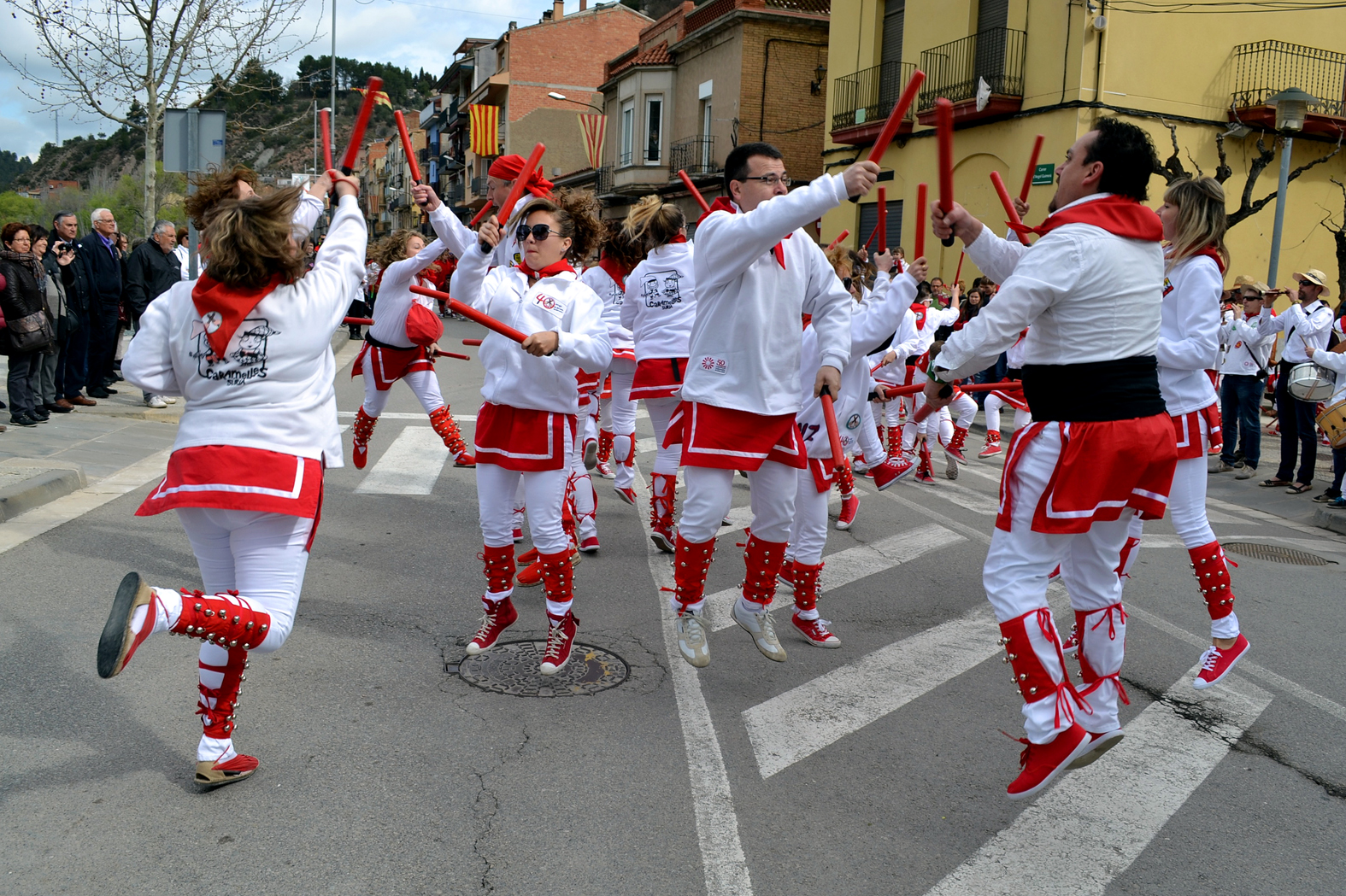 ActuaciÃ³ de la colla dels Grans de l'AgrupaciÃ³ Sardanista al centre urbÃ  - MarÃ§ de 2016.