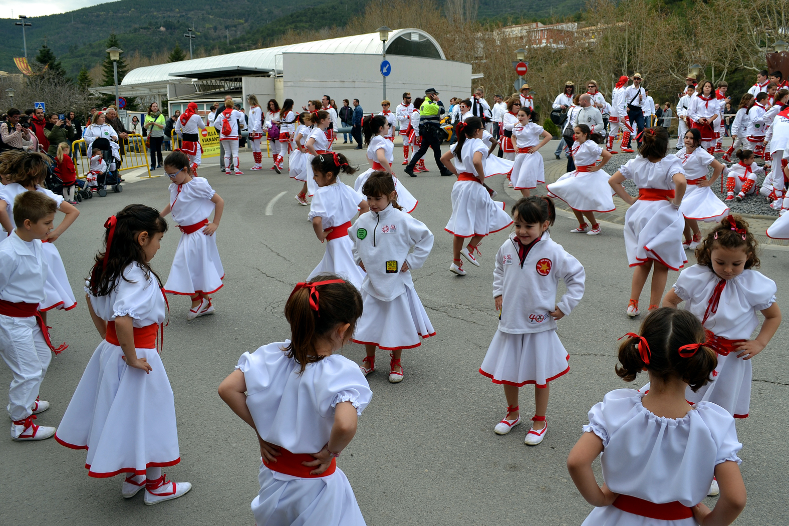 ActuaciÃ³ de la colla dels Petits de l'AgrupaciÃ³ Sardanista al centre urbÃ  - MarÃ§ de 2016.
