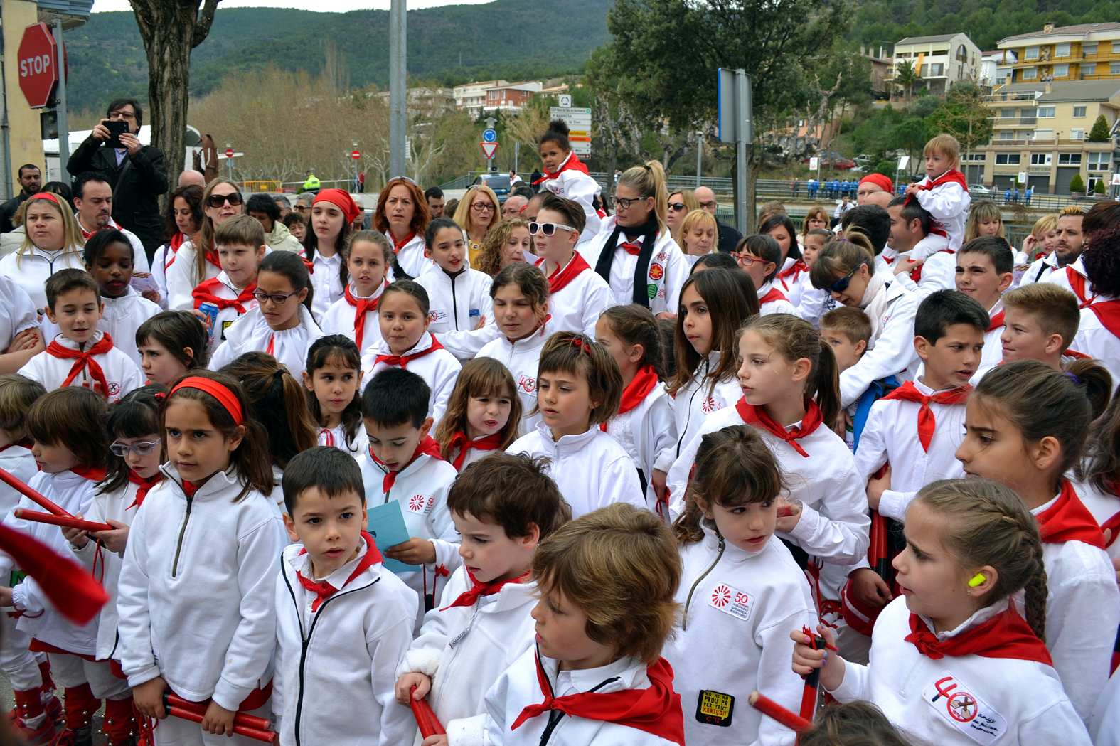 ActuaciÃ³ de la colla dels Petits de l'AgrupaciÃ³ Sardanista al centre urbÃ  - MarÃ§ de 2016.