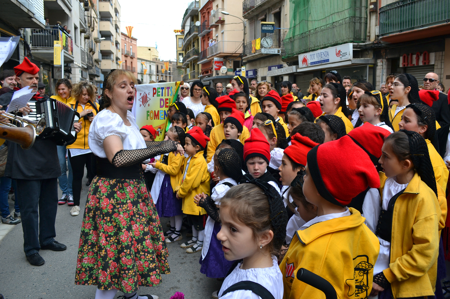 ActuaciÃ³ de la colla Infantil del Foment Cultural al centre urbÃ  - MarÃ§ de 2016.