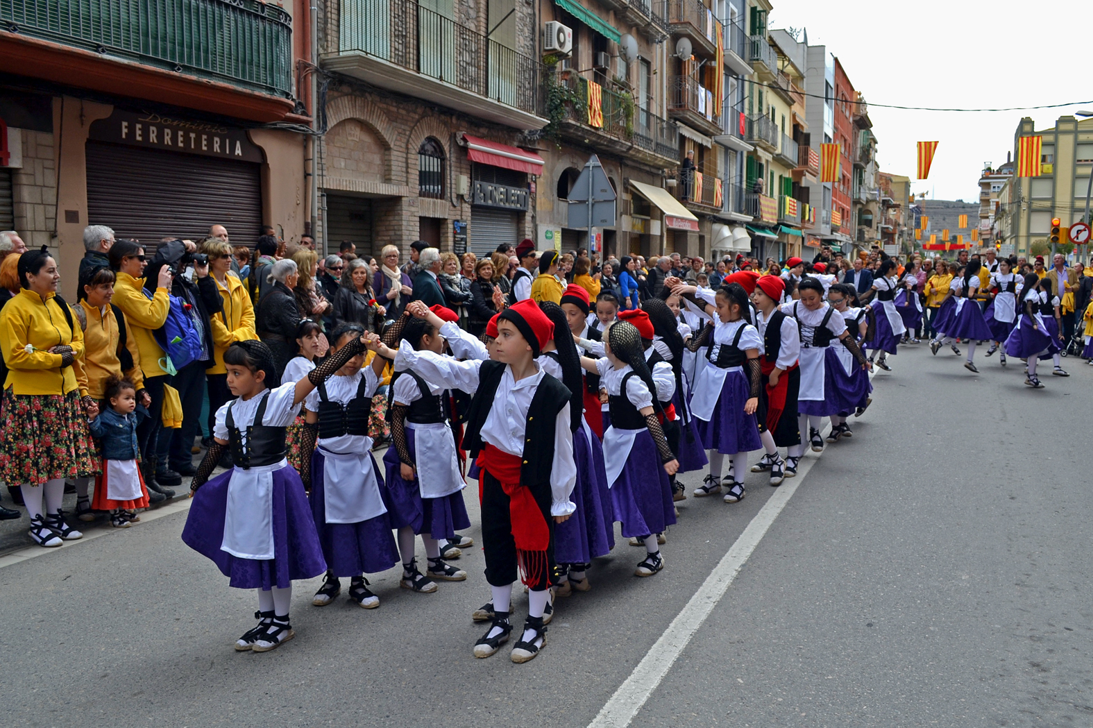 ActuaciÃ³ de la colla Infantil del Foment Cultural al centre urbÃ  - MarÃ§ de 2016.