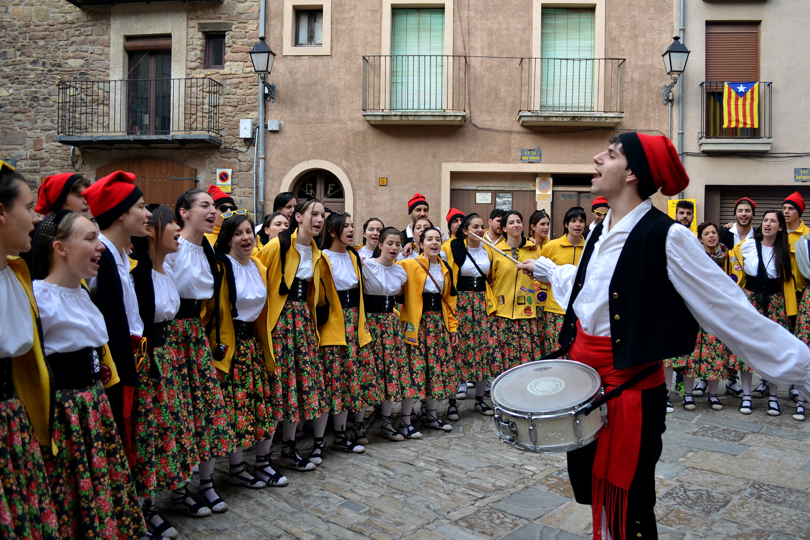 La colla Juvenil del Foment Cultural interpreta els Goigs de les Botifarres a la plaÃ§a Major del Poble Vell - MarÃ§ de 2016.
