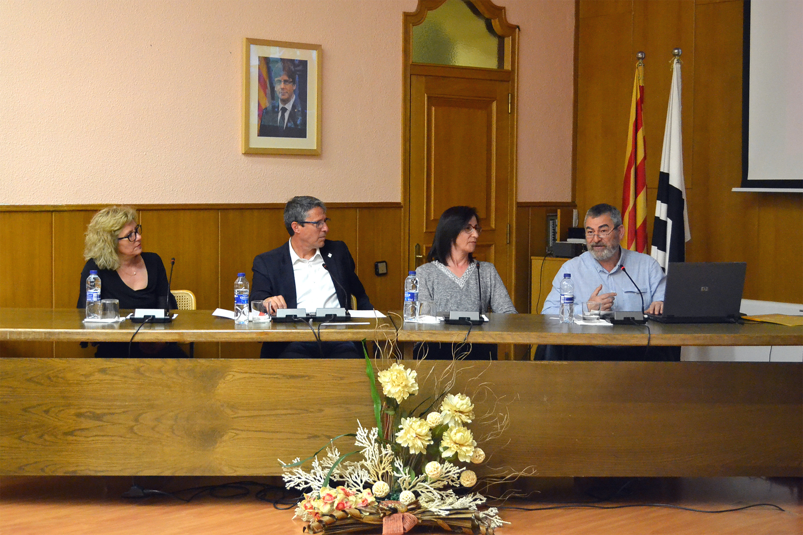 L'expert en cultura popular Jan Grau parla durant la presentaciÃ³ dels cartells de la campanya 'Tracta'm bÃ©' amb imatges de les Caramelles de SÃºria, amb l'alcalde Josep Maria Canudas i de les regidores Carme Besa i Montserrat Juncadella - Abril de 2017.