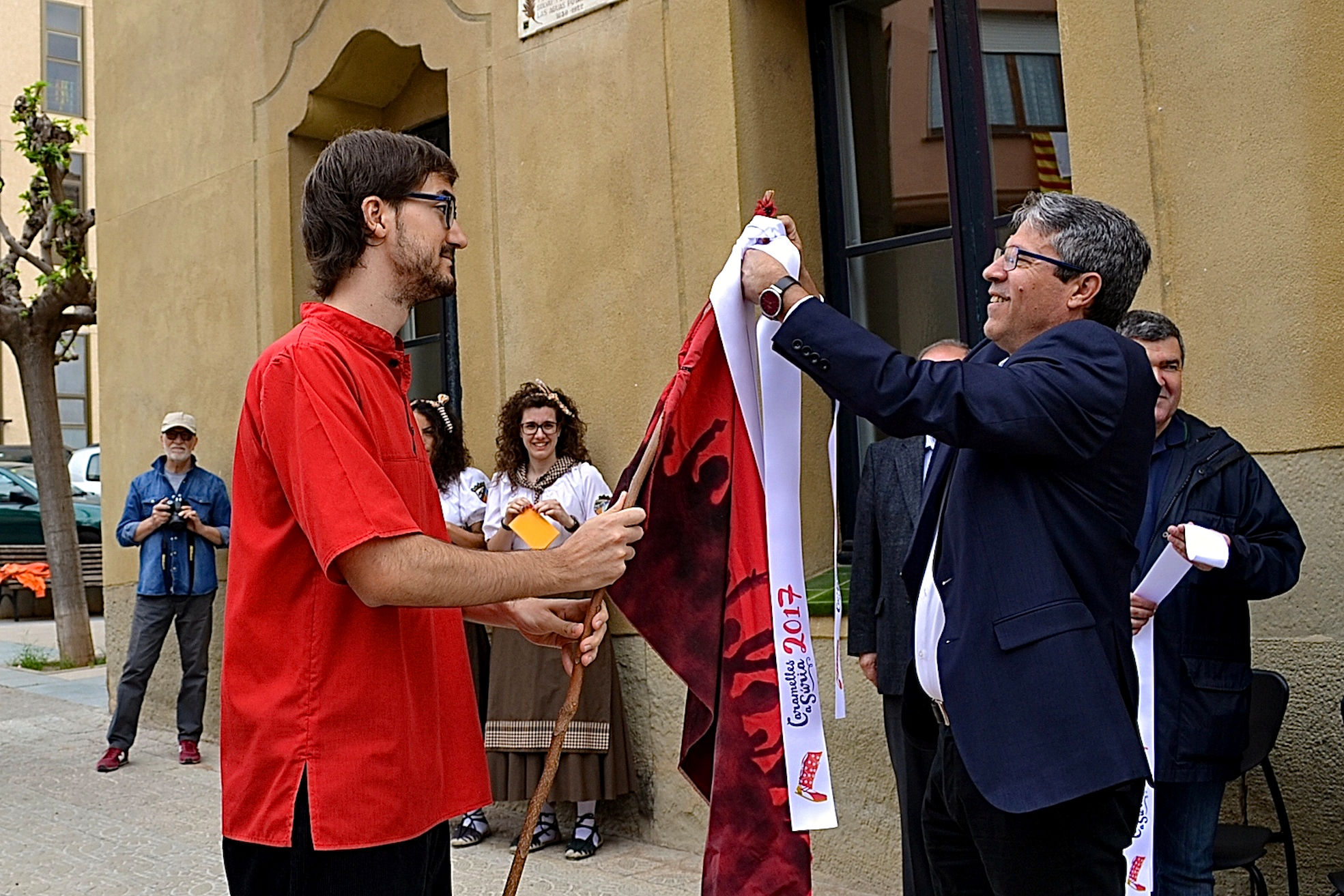L'alcalde Josep Maria Canudas colâ€¢loca la cinta commemorativa de les Caramelles de SÃºria 2017 en l'estendard de la colla de l'Altatxu - Abril de 2017.