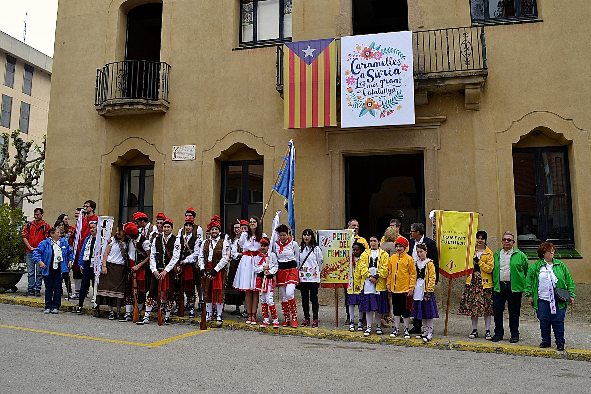 Imatge conjunta dels representants de les colles caramellaires al davant de la Casa de la Vila, al final de l'acte d'inici de les Caramelles de SÃºria - Abril de 2017.