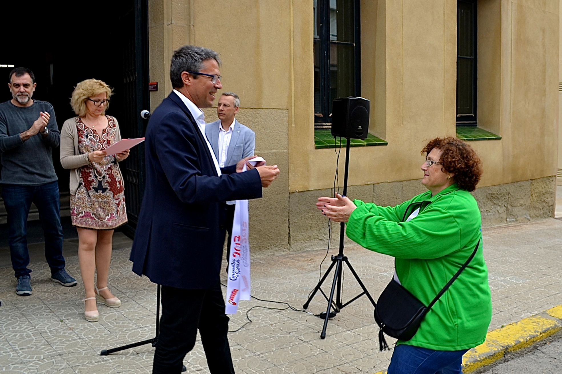L'alcalde Josep Maria Canudas lliura la cinta commemorativa de les Caramelles de SÃºria 2017 a la representant de la colla de la Societat Coral La Llanterna - Abril de 2017.