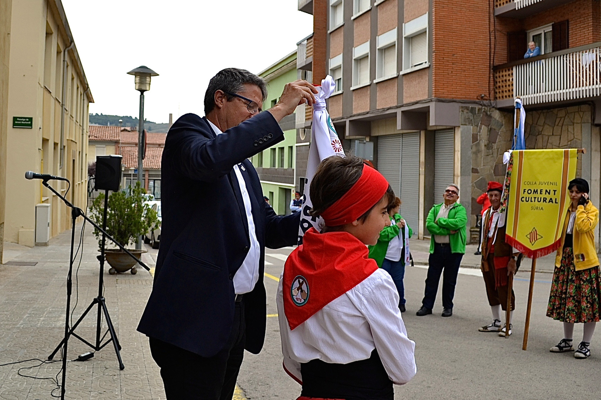 L'alcalde Josep Maria Canudas colâ€¢loca la cinta commemorativa de les Caramelles de SÃºria 2017 en l'estendard de la colla Infantil de l'AgrupaciÃ³ Sardanista - Abril de 2017.
