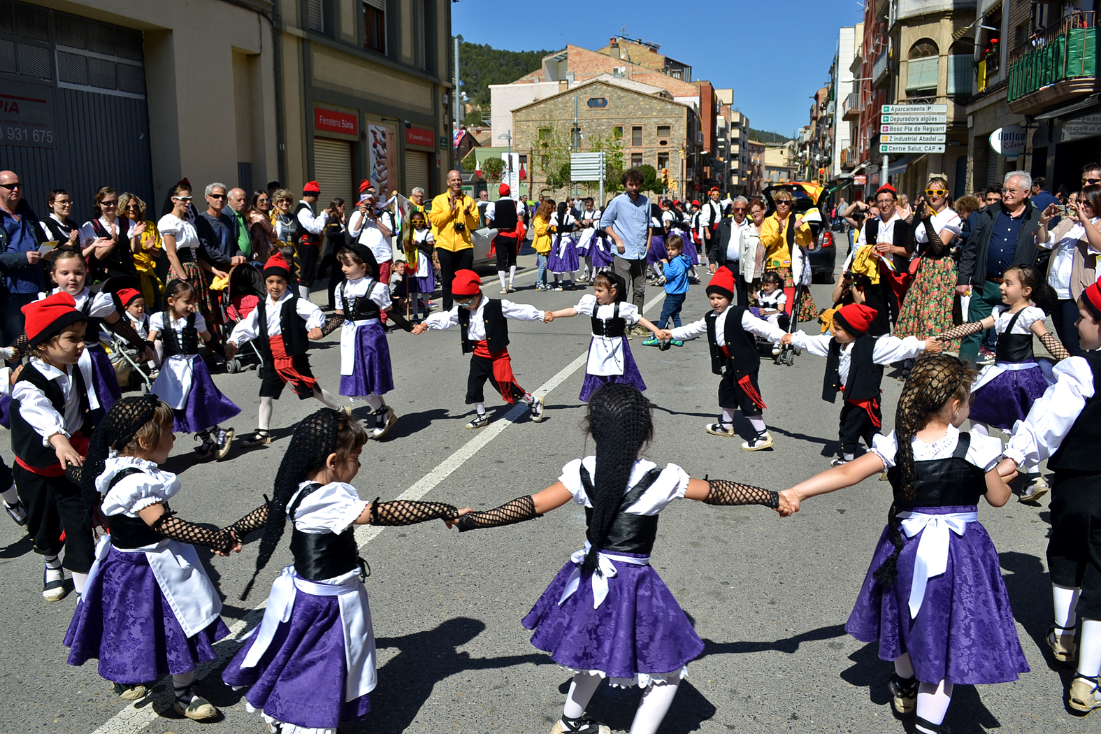 ActuaciÃ³ de la Colla Infantil del Foment Cultural al carrer GonzÃ¡lez Solesio - Abril de 2017.