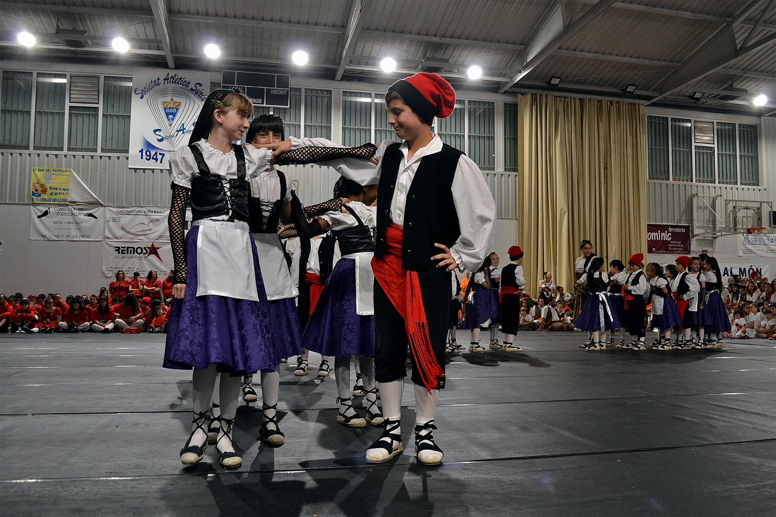 ActuaciÃ³ de la Colla Infantil del Foment Cultural a la Trobada Caramellaire del PavellÃ³ - Abril de 2017.