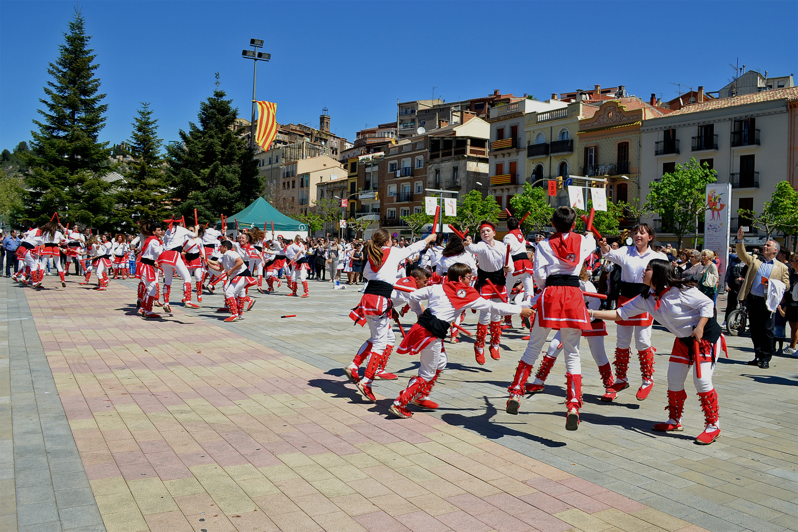 ActuaciÃ³ de la Colla dels Grans de l'AgrupaciÃ³ Sardanista a la plaÃ§a de Sant Joan - Abril de 2017.