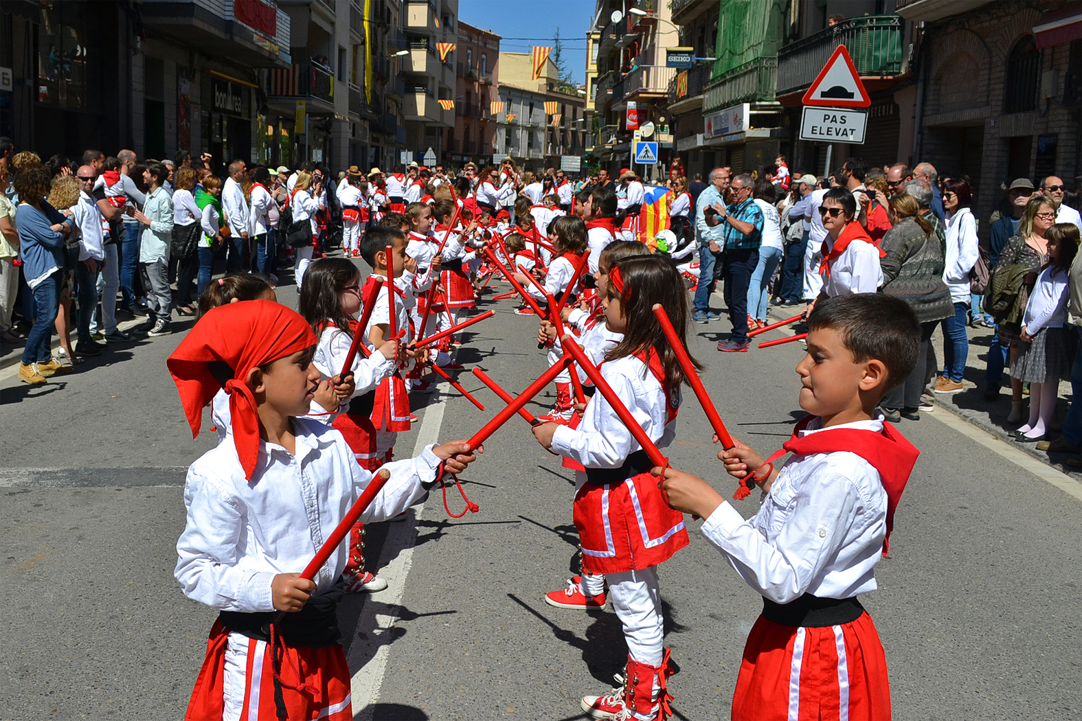 ActuaciÃ³ de la Colla dels Petits de l'AgrupaciÃ³ Sardanista al carrer GonzÃ¡lez Solesio - Abril de 2017.