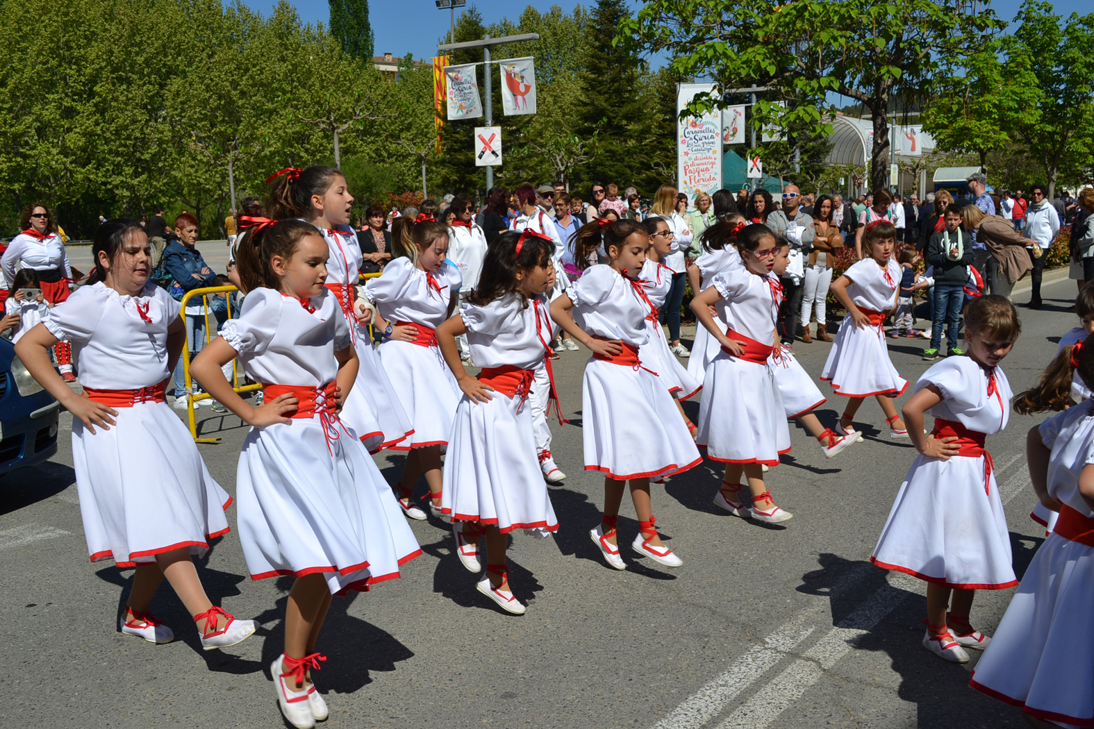 ActuaciÃ³ de la Colla dels Petits de l'AgrupaciÃ³ Sardanista al carrer Salvador Vancell - Abril de 2017.