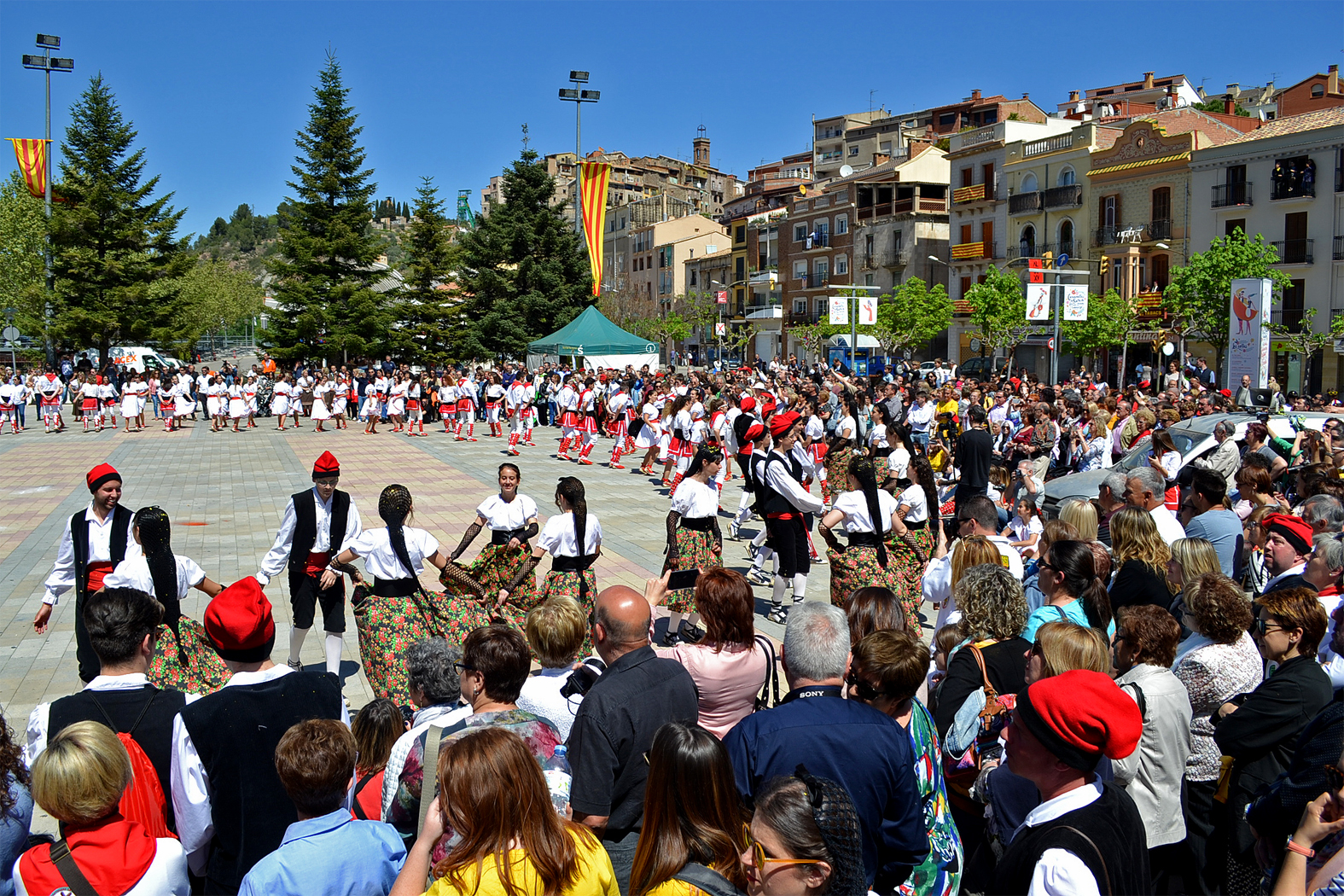 Ballada conjunta de cloenda de les Caramelles de SÃºria a la plaÃ§a de Sant Joan - Abril de 2017.
