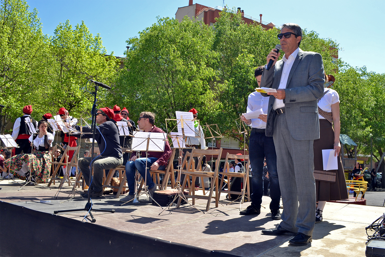 L'alcalde Josep Maria Canudas parla en l'acte de cloenda de les Caramelles de SÃºria a la plaÃ§a de Sant Joan - Abril de 2017.