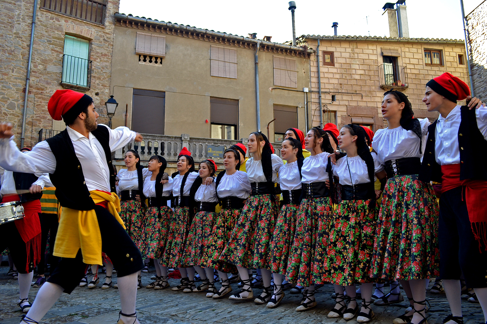 ActuaciÃ³ de la Colla Juvenil del Foment Cultural a la plaÃ§a Major del Poble Vell - Abril de 2017.