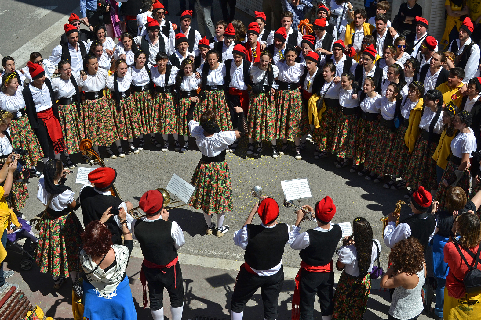 ActuaciÃ³ de la Colla Juvenil del Foment Cultural al barri El Rastells - Abril de 2017.