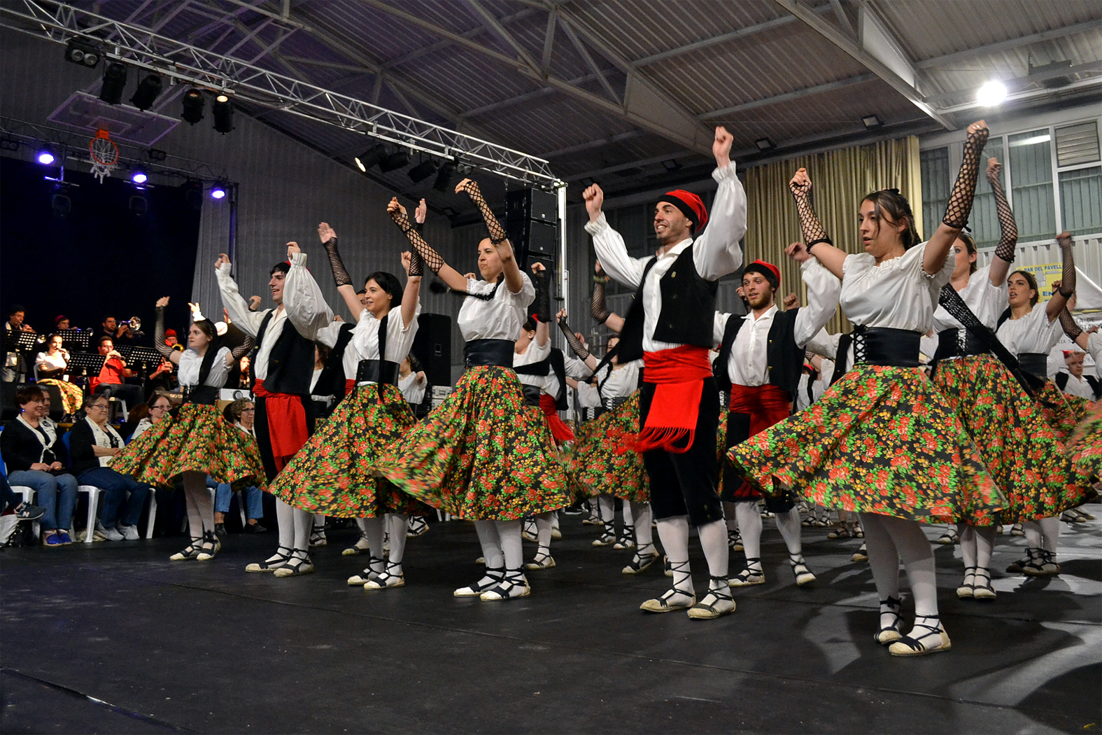 ActuaciÃ³ de la Colla Juvenil del Foment Cultural a la Trobada Caramellaire del PavellÃ³ - Abril de 2017.