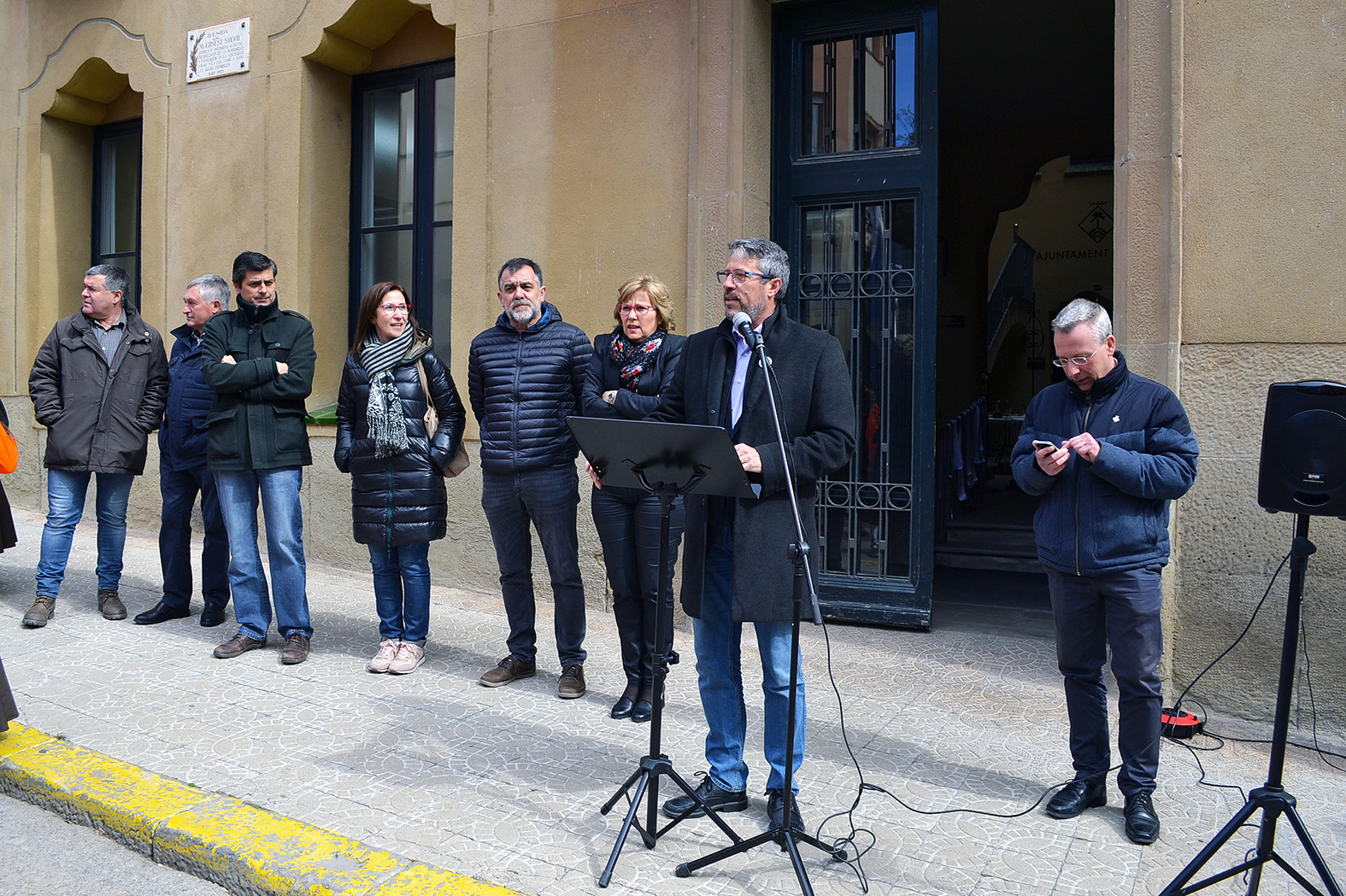 L'alcalde Josep Maria Canudas s'adreÃ§a als caramellaires en l'acte d'inici de les Caramelles de SÃºria, al costat de la regidora de Cultura, Montserrat Juncadella, i altres representants institucionals - MarÃ§ de 2018.