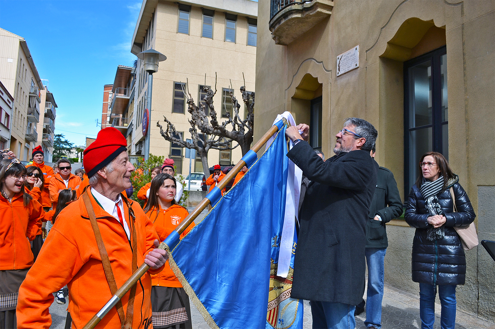 L'alcalde Josep Maria Canudas posa la cinta de les Caramelles de SÃºria 2018 a l'estendard de la colla del Tro Gros - MarÃ§ de 2018.