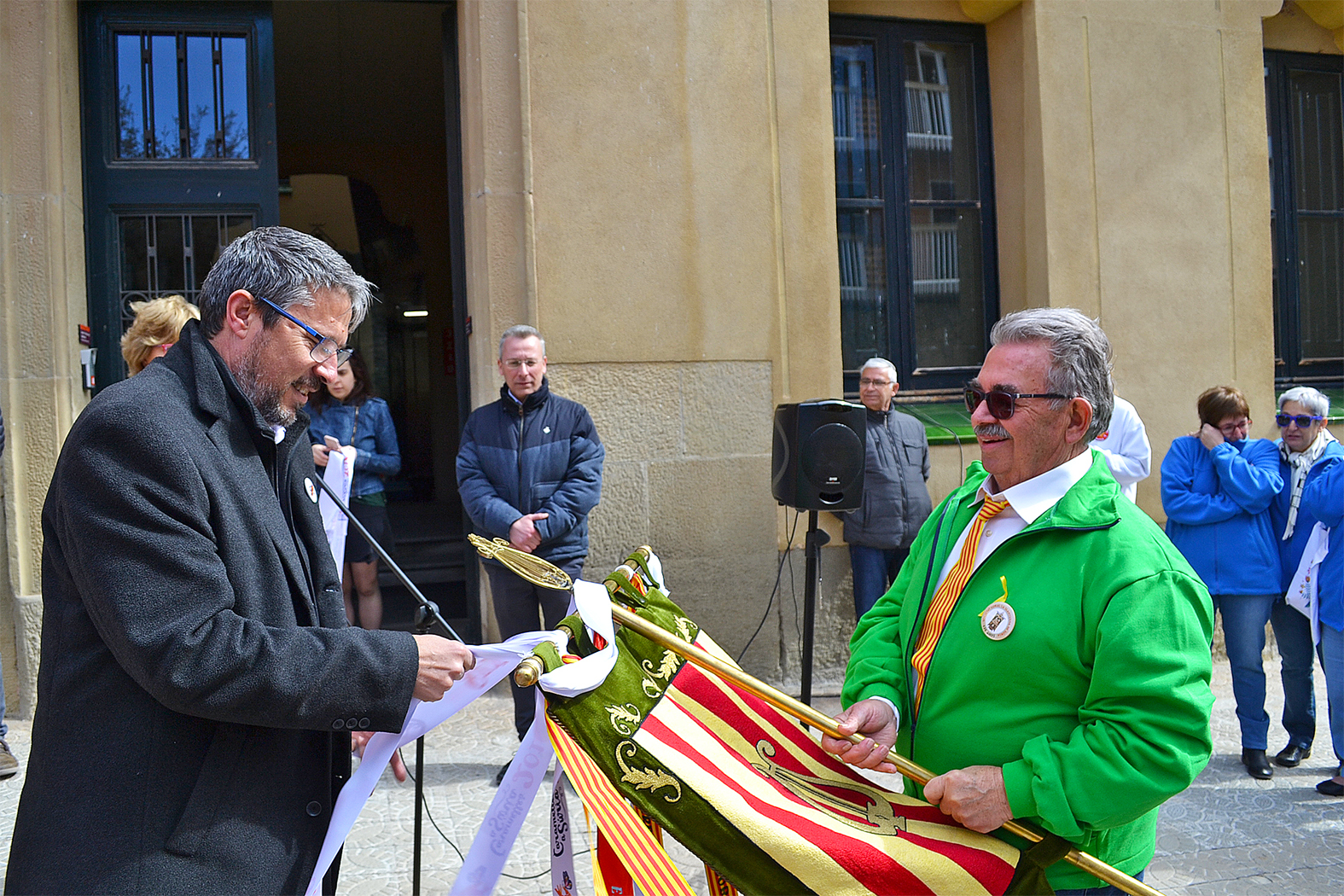 L'alcalde Josep Maria Canudas posa la cinta de les Caramelles de SÃºria 2018 a l'estendard de la colla de La Llanterna - MarÃ§ de 2018.