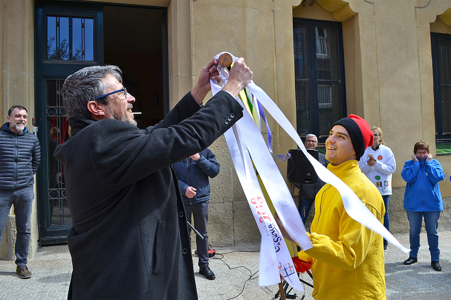 L'alcalde Josep Maria Canudas posa la cinta de les Caramelles de SÃºria 2018 a l'estendard de la colla Juvenil del Foment Cultural - MarÃ§ de 2018.